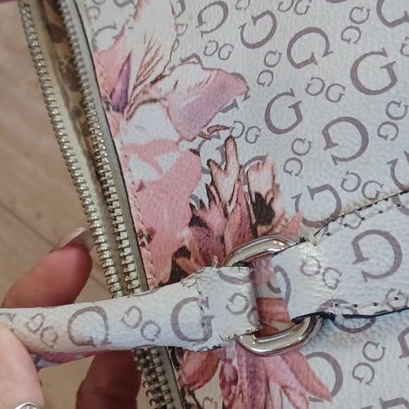 Stunning Guess Signature Floral Hand Bag - Picture 14 of 16